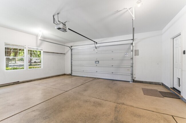 Building Photo - 552 E Whitney Ct