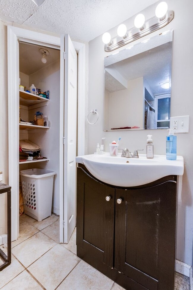 Building Photo - 406 Kingsboro St