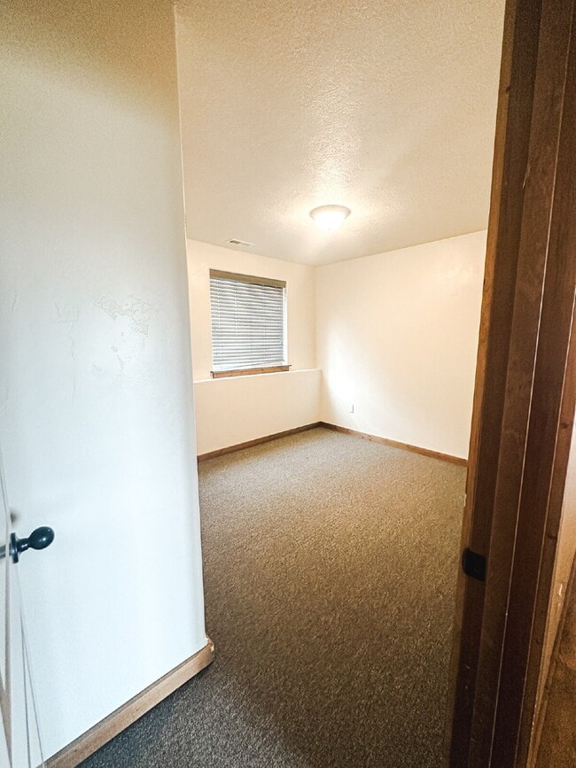 Building Photo - 3 Bedroom, 1 Bathroom Lower Level Duplex