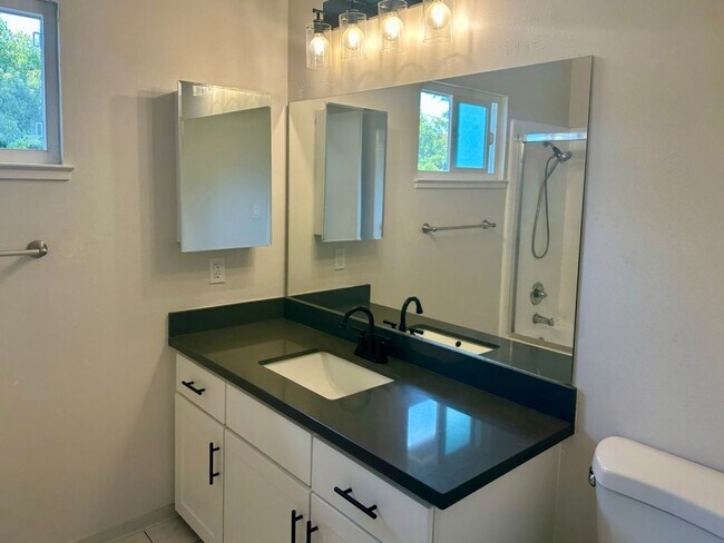 Building Photo - Spacious 2 Bedroom a Bath Upstairs Apartme...