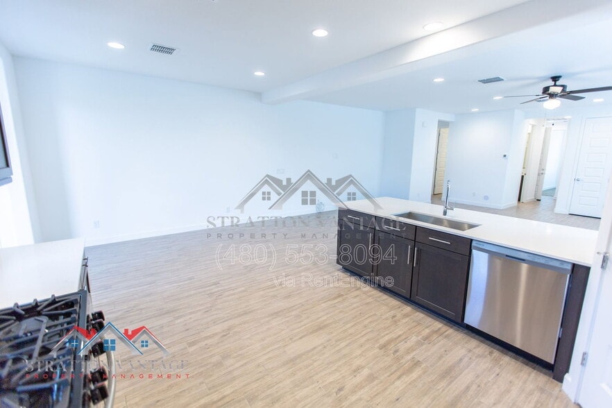 Building Photo - 2304 E Kelly Dr