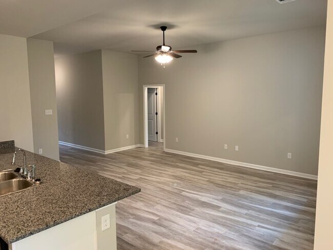 Building Photo - 39051 Fairfield Dr