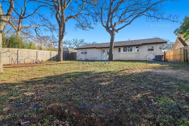 Building Photo - 706 Janann St