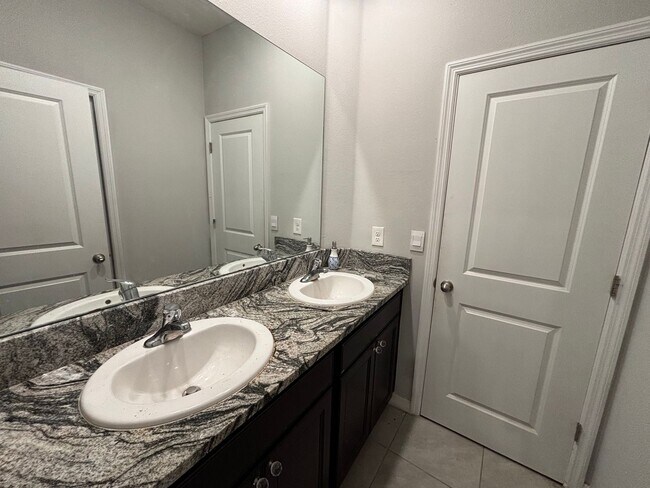 Building Photo - Large home in central Ocala location - Won't last