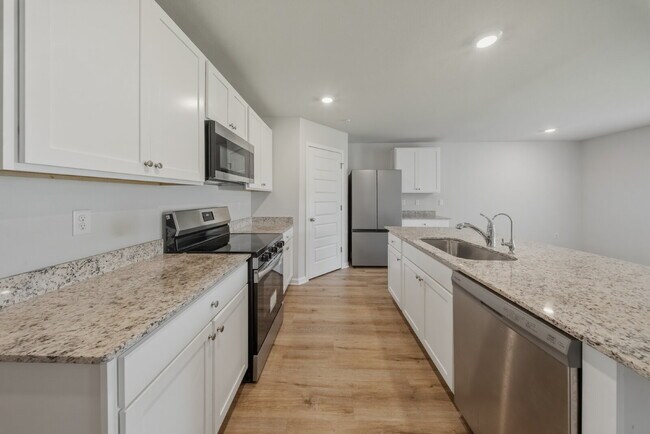 Building Photo - Huge 4 bedroom 2 bathroom home in Southwood