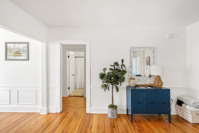 Building Photo - 1713 Paris Ave W