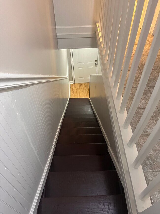 Building Photo - MOVE IN SPECIAL $250.00 OFF 1st Month's Rent- 2 bedroom, 1.5 bath apartment with W/D unit and sha...