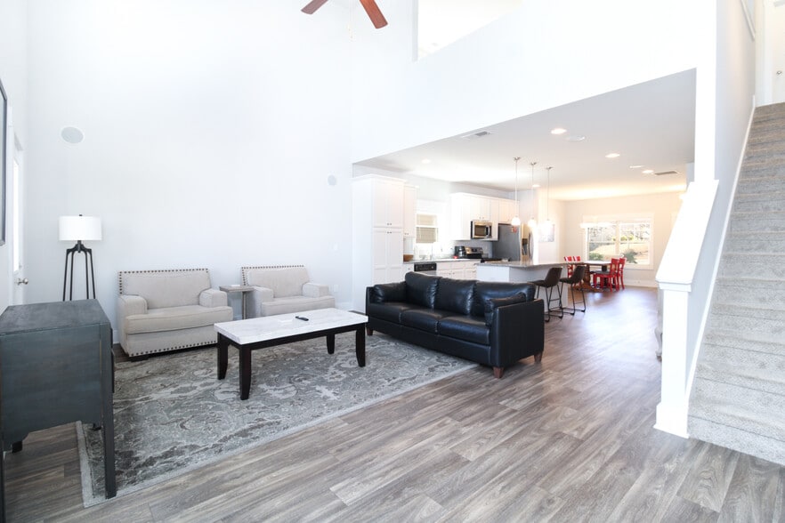 Building Photo - 421 Park W Blvd