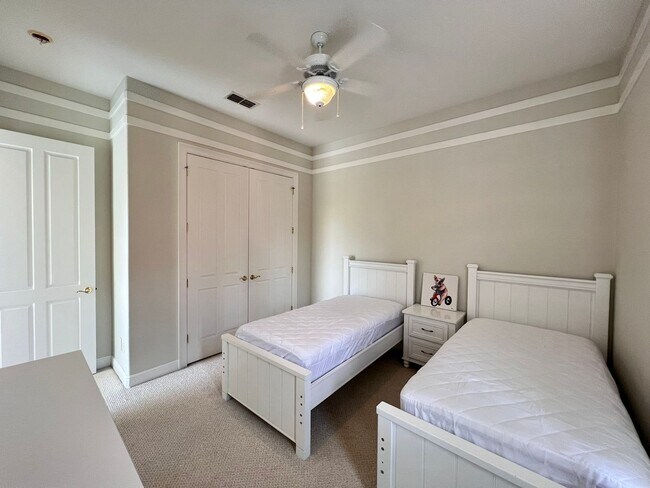 Building Photo - GORGEOUS SINGLE FAMILY HOME - PROPERTY  FU...
