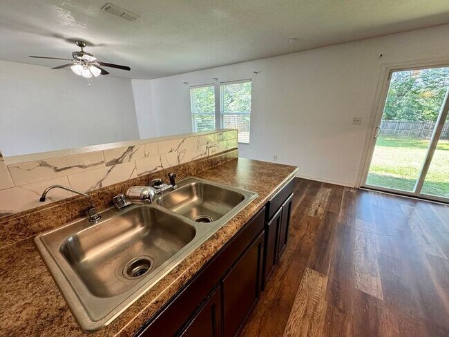 Building Photo - Over 2800 square feet!