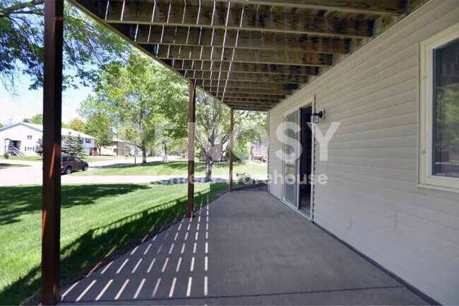 Building Photo - Available July 6th 2 Bedroom 2 Bath Townhome in Woodbury