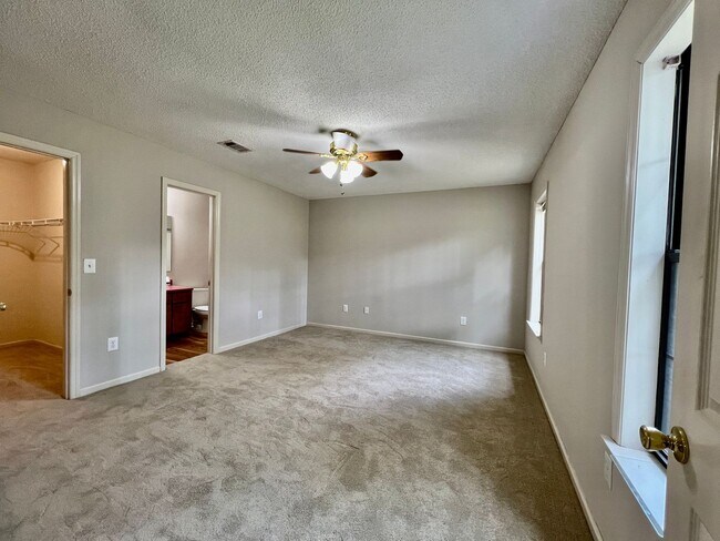 Building Photo - 3 bedroom 2.5 bath home