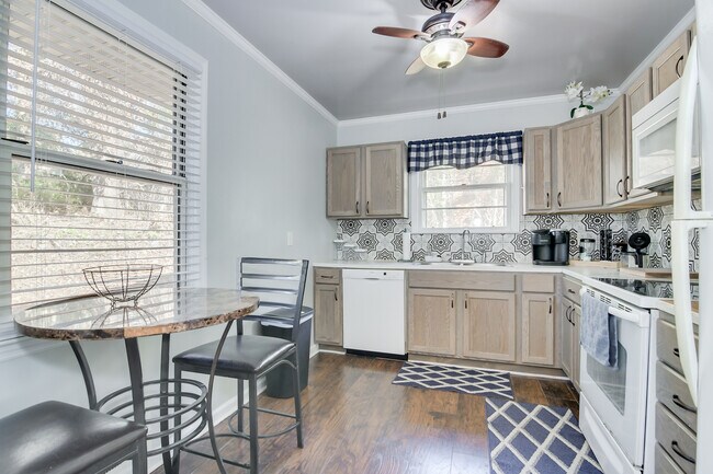 Building Photo - 1127 Magnolia Dr