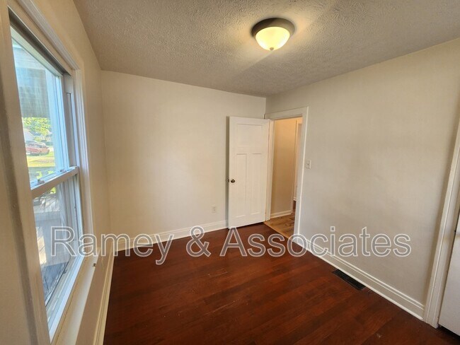 Building Photo - 2112 Ratcliffe Ave