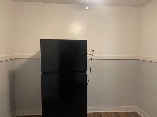 Building Photo - 6 month lease! Cozy 1-Bedroom duplex AVAIL...