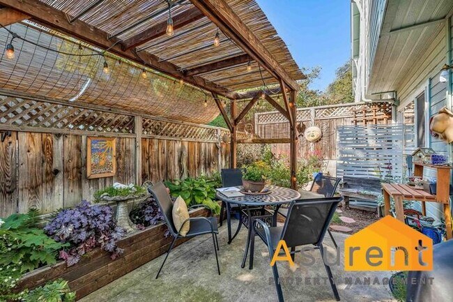 Building Photo - Stunning Home with Beautiful views of Ashland Available Soon!