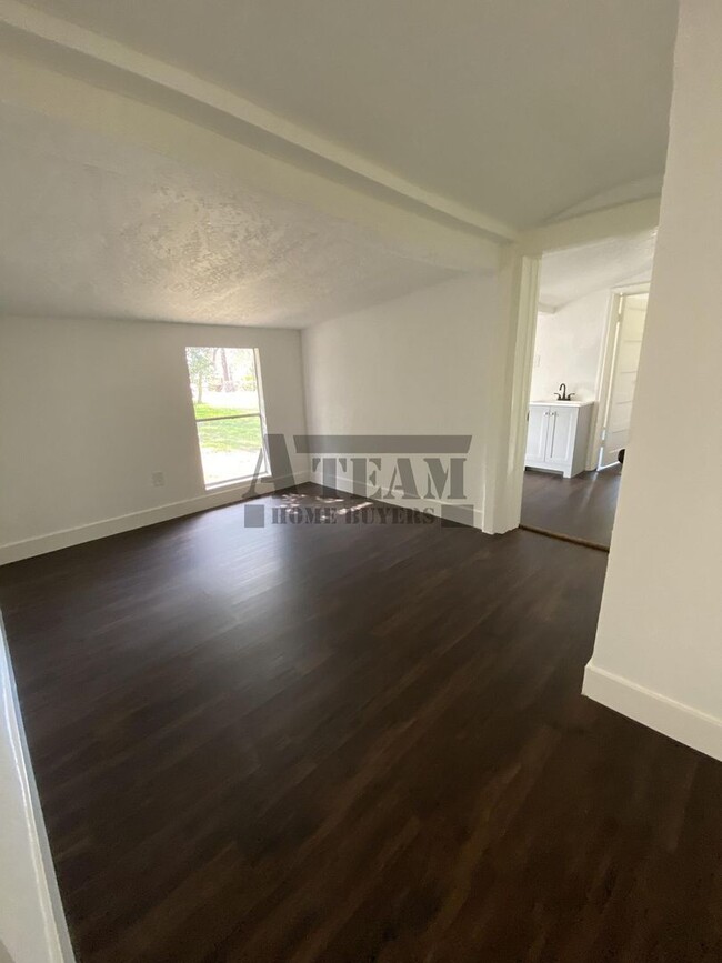 Building Photo - Charming 2 Bedroom 1 Bathroom home in Trin...