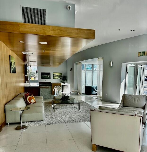 Building Photo - 870 E Palm Canyon Dr
