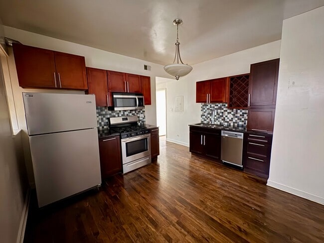 Building Photo - 3547 W Dickens Ave