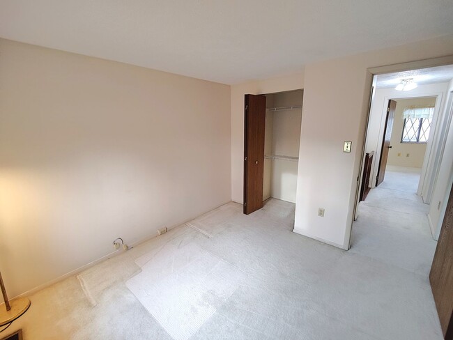 Building Photo - *Spacious & Conveniently Located 3BD/2.5BA Townhouse Available in Bethel Park*