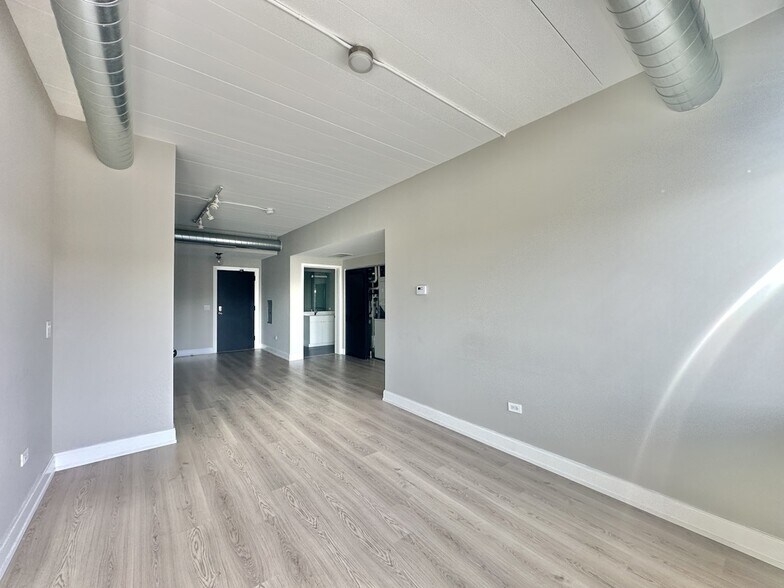 Building Photo - 941 W Belmont Ave