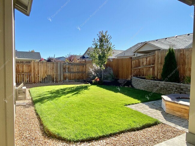 Building Photo - **UNFURNISHED**Beautiful Single-Level 3BR ...