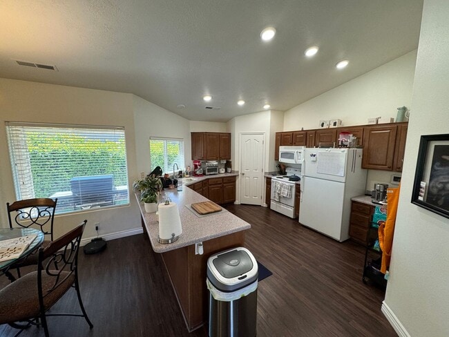 Building Photo - Paradise Cove Home!
