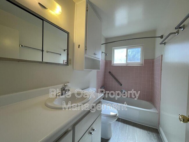 Building Photo - 6 Begonia Ln