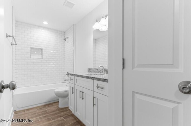 Building Photo - 528 Meteor St