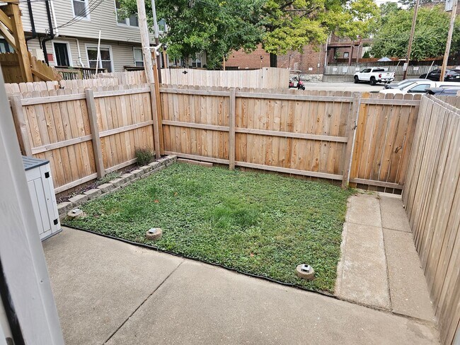 Building Photo - Wonderfully Remodeled Tri Level 3BR/2BTH Soulard Townhouse
