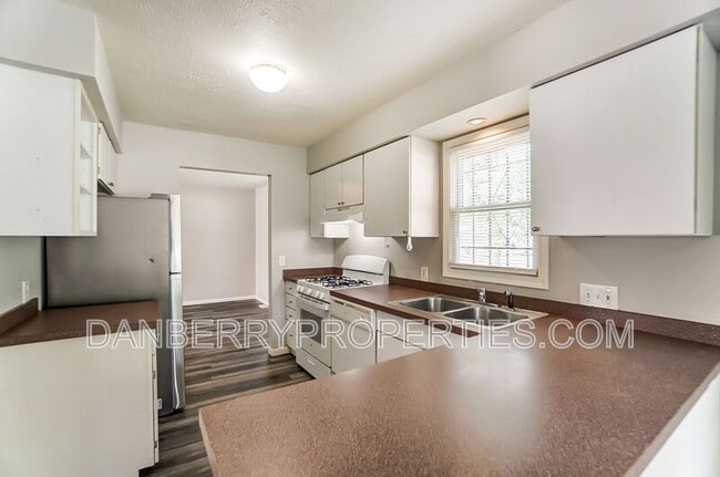 Building Photo - 1103 Searles Rd