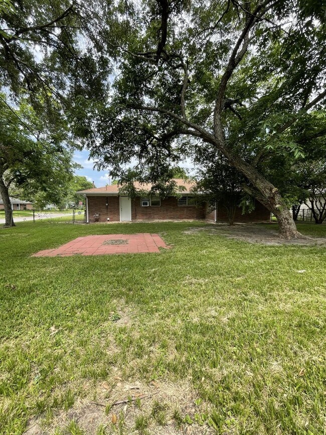 Building Photo - 1004 Oak Dr