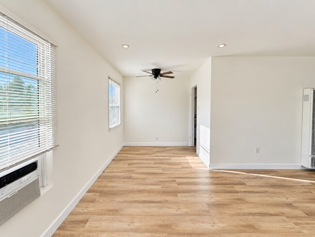 Building Photo - 522 N Rosemary Ln