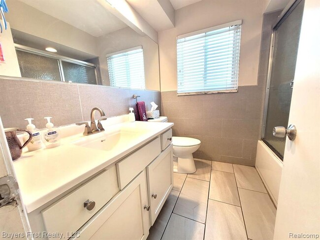 Building Photo - Newly Renovated 7BR – Modern Kitchen + Bath