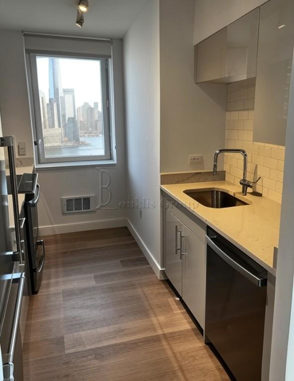 Building Photo - 3 bedroom in LONG ISLAND CITY NY 11101