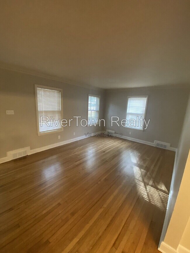 Building Photo - 3570 Poplar Ave