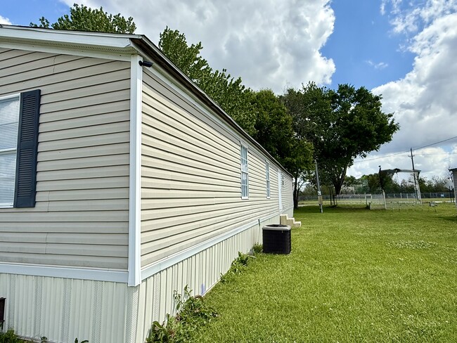 Building Photo - 3913 Carlyss Dr