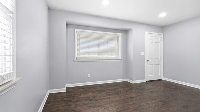 Building Photo - 1065 E Cross St