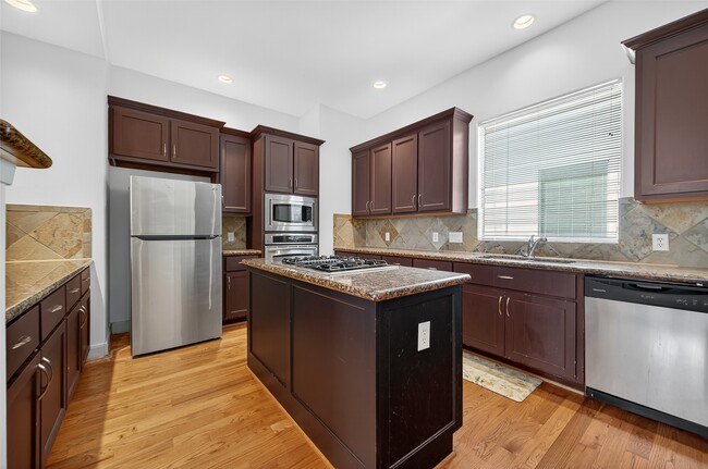 Building Photo - 5018 Lillian St
