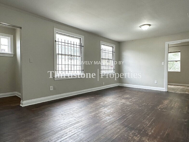 Building Photo - 562 W 49th St