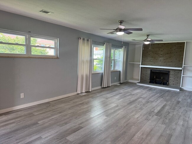 Building Photo - ROOM TO ROAM! SPACIOUS VIENNA RANCH-STYLE ...