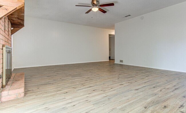Building Photo - 10105 Woodland Village Dr