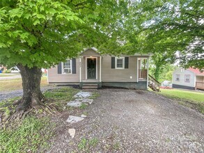 Building Photo - 203 Circle Dr