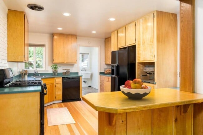 Building Photo - 2010 Outer Limits Ln