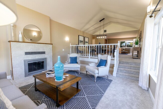 Building Photo - Beautiful 5 bedroom/3bath home with a pool