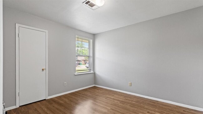 Building Photo - 12402 River Trail Dr