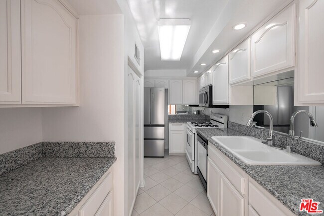 Building Photo - 13030 Valleyheart Dr
