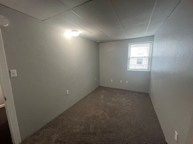 Building Photo - Beautiful 4 Bedroom/ 2 Bath with private c...