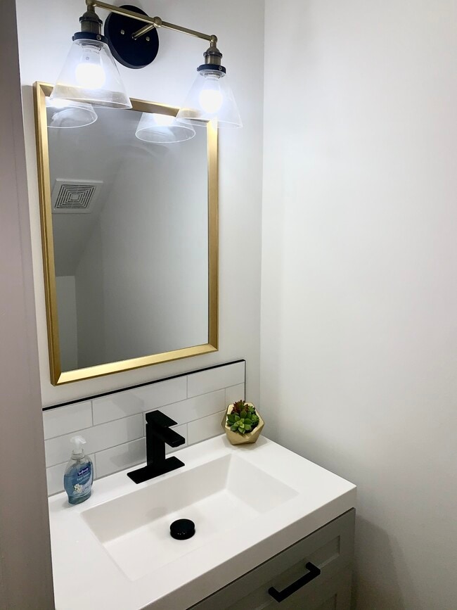 Building Photo - 1483 Theresa Dr