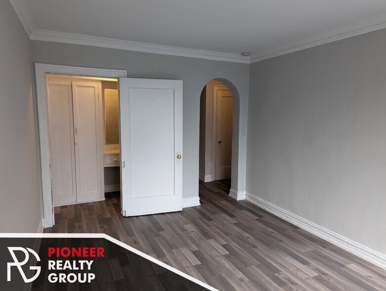 Building Photo - 429 W Roscoe St